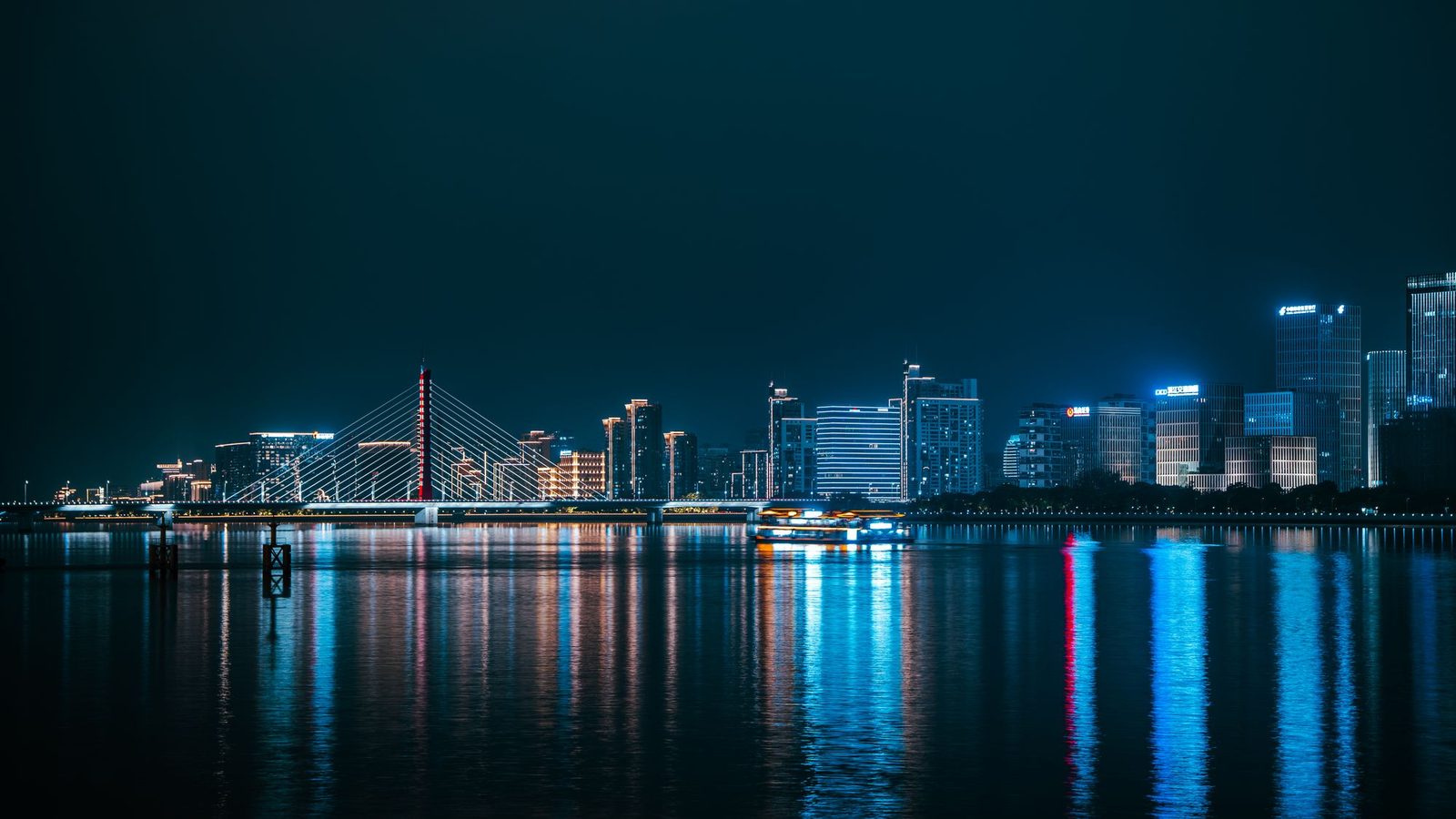 夜色里的钱塘江与西兴大桥，对岸是钱江新城的高楼